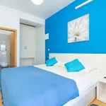 아파트 Beachfront House Hon With Pool