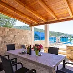 Beachfront House Hon With Pool
