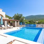 Beachfront House Hon With Pool 아파트