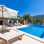 Beachfront House Hon With Pool 아파트