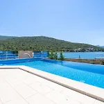 Beachfront House Hon With Pool