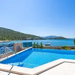 아파트 Beachfront House Hon With Pool *
