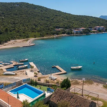 Beachfront House Hon With Pool 아파트