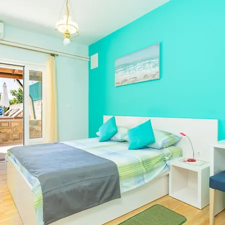 Beachfront House Hon With Pool Apartment