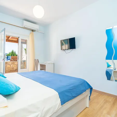 Beachfront House Hon With Pool Apartament