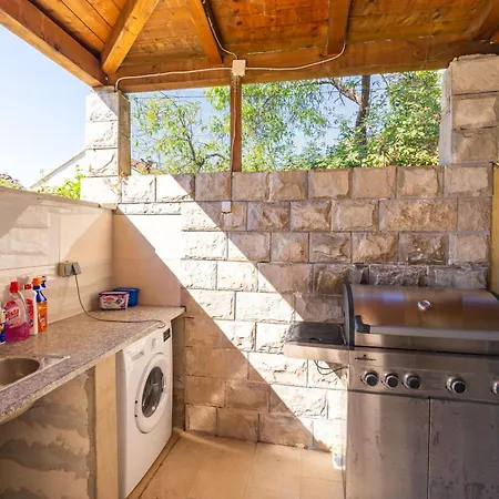 Beachfront House Hon With Pool Apartment