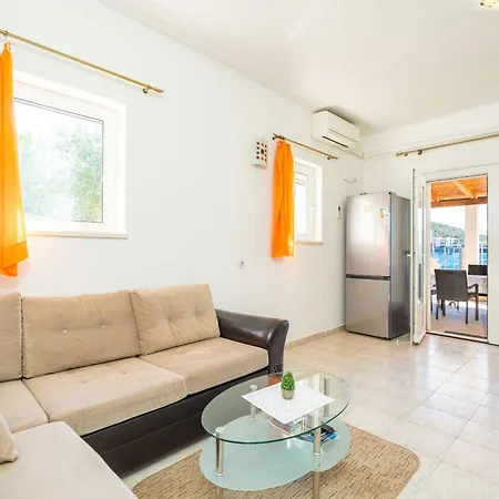 Beachfront House Hon With Pool