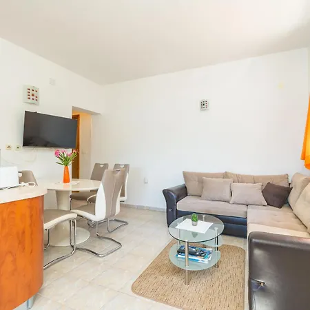 Beachfront House Hon With Pool Apartment