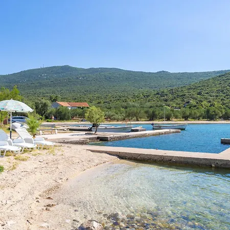 Beachfront House Hon With Pool