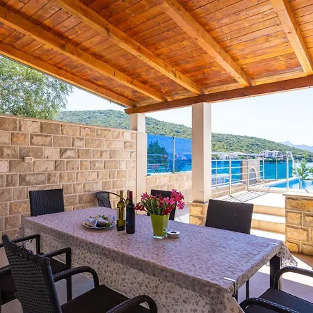 Beachfront House Hon With Pool