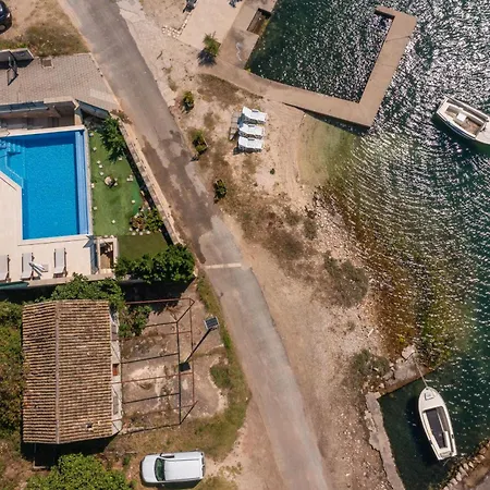 Apartment Beachfront House Hon With Pool