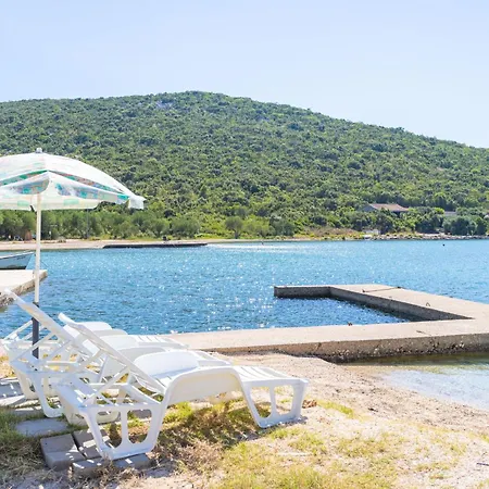 Beachfront House Hon With Pool Apartment *