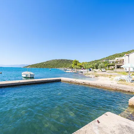 Beachfront House Hon With Pool