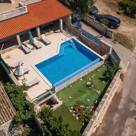 Beachfront House Hon With Pool