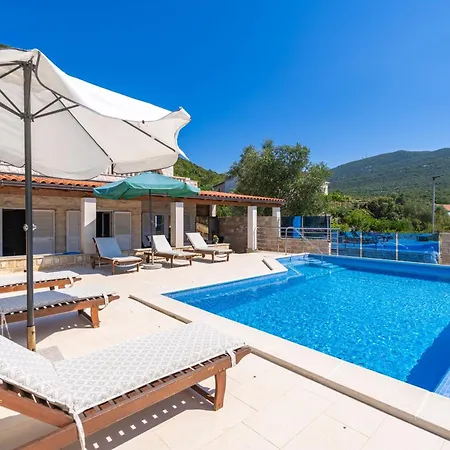 Beachfront House Hon With Pool Apartament