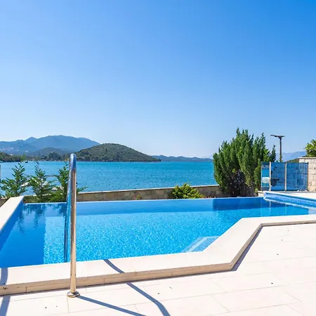 Apartment Beachfront House Hon With Pool