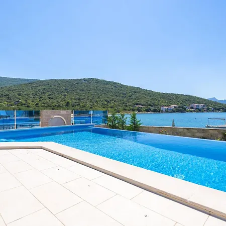 Beachfront House Hon With Pool