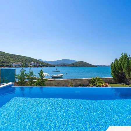 Beachfront House Hon With Pool Apartment