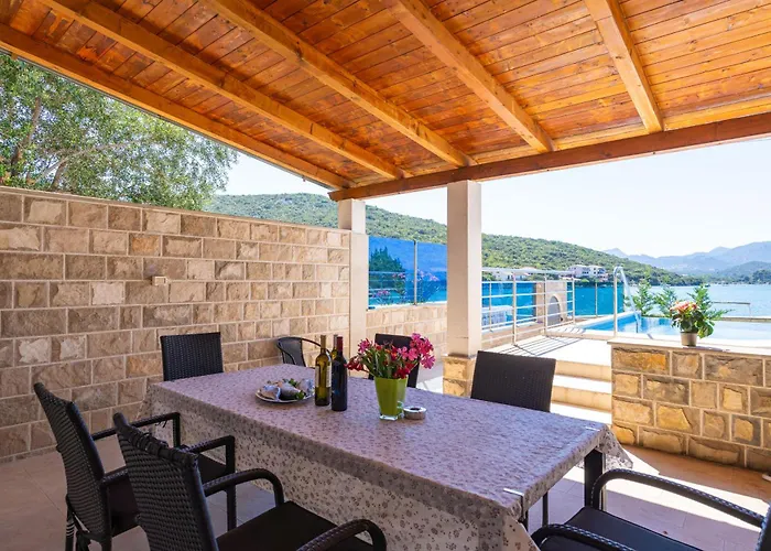 Beachfront House Hon With Pool